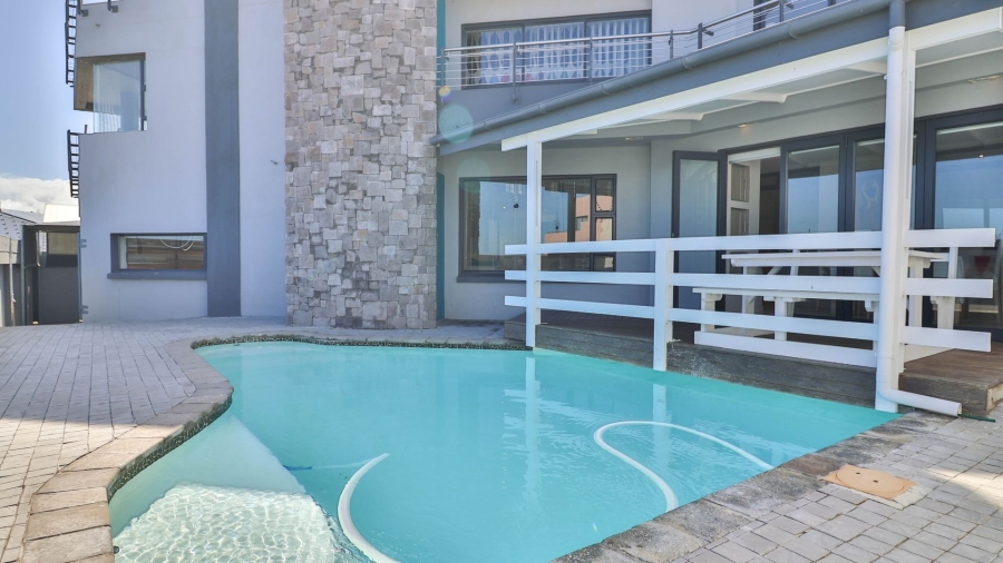 4 Bedroom Property for Sale in Perlemoenbaai Western Cape